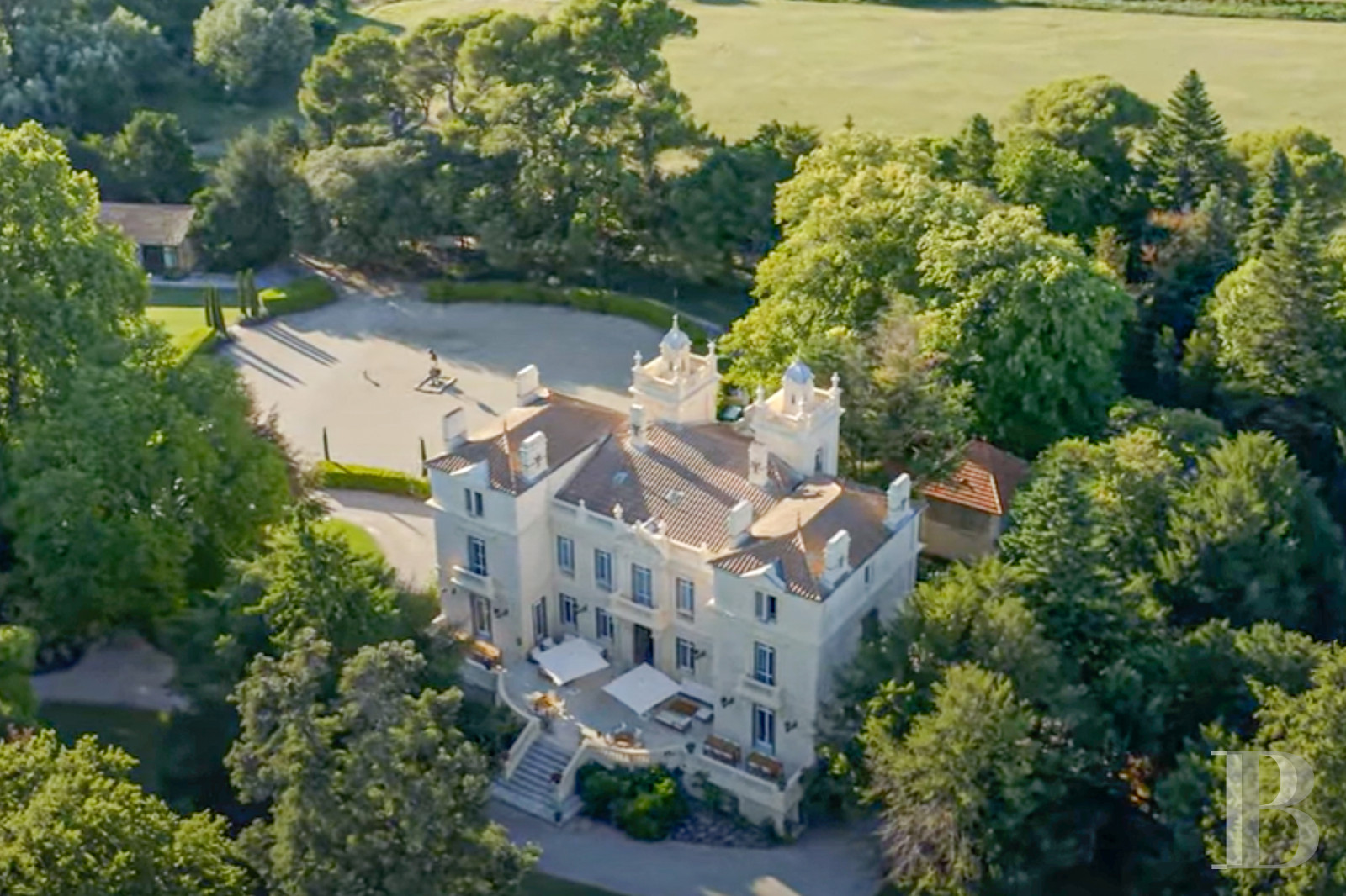 Dans le Vaucluse, à l’est d’Avignon, un château du 19e siècle dédié aux réceptions et à la villégiature - photo  n°1